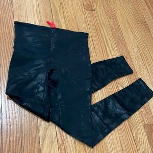 SPANX WOMEN'S FAUX LEATHER CAMO LEGGING - M